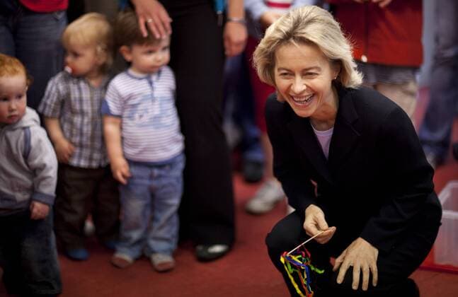 Deutschland, Hannover, Bundesministerin Ursula von der Leyen CDU bei der Eröffnung der Kindertagesstätte CompanyKid s-krabbelt, 12.06.2009