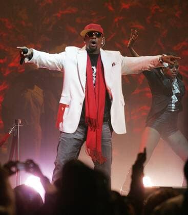 R. Kelly performs in concert at Madison Square Garden in New York on October 16, 2009. UPI Laura Cavanaugh  NYP20091016204