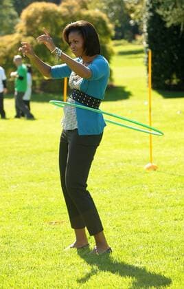 Berühmte Feministinnen, Michelle Obama First Lady Michelle Obama hula hoops during a Healthy Kids Fair on the South Lawn of the White House in Washington on October 21, 2009.  WAP2009102101 jj
