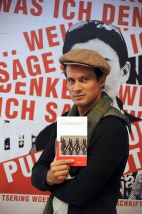 Thema: Frankfurter Buchmesse 2009: Der Schauspieler Ralf Bauer präsentiert das Buch Ihr habt die Gewehre, ich einen Stift von der chinesischen Schriftstellerin Tsering Woeser. Dieses Buch ist in dem erst im Frühjahr 2009 von der Tibet-Initaitive gegründeten Lungta Verlag erschienen und ist das erste Buch, das in diesem Verlag erscheint. Tsering Woeser wurde 1966 in Lhasa geboren und arbeitete bis 1988 als Journalistin. Als sie 2003 ihr erstes Buch herausbrachte, wird sie von der chinesischen Regierung unterdrückt. Sie wohnt zur Zeit in Peking und darf das Land nicht verlassen. Während der Zeit der Frankfurter Buchmesse steht Woeser unter Hausarrest. Ralf Bauer stiess über Freunde zur Tibetinitiative, nachdem er tibetische Mönche kennen gelernt hat.