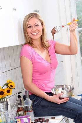 Ruth Moschner, die Moderatorin zuhause beim Pralinen backen in Berlin 