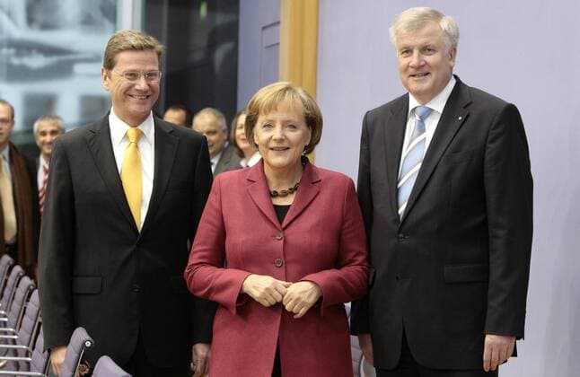 DEUTSCHLAND, Berlin, 24.10.2009 - Dr. Guido Westerwelle (li.), FDP-Vorsitzender, Dr. Angela Merkel, CDU-Vorsitzende und Horst Seehofer, CSU-Vorsitzender, PK zu Koalitionsverhandlungen