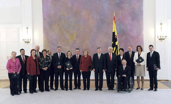 von links Bundesforschungsministerin Anette SCHAVAN (CDU), Bundesumweltminister Sigmar GABRIEL (SPD), Entwicklungshilfeministerin Heidemarie WIECZOREK-ZEUL (SPD), Bundesverkehrsminister Wolfgang TIEFENSEE (SPD), Bundesgesundheitsministerin Ulla SCHMIDT (SPD), Bundesarbeitsminister Olaf SCHOLZ (SPD), Bundesverteidigungsminister Franz-Josef JUNG (CSU), Bundesfamilienministerin Ursula VON DER LEYEN (CDU), Kanzleramtsminister Thomas de MAIZIERE (CDU), Bundeskanzlerin Angela MERKEL (CDU), Bundespräsident Horst KÖHLER, Bundesaussenminister Frank-Walter STEINMEIER (SPD), Bundesjustizministerin Brigitte ZYPRIES (SPD), Bundesinnenminister Wolfgang SCHÄUBLE (CDU), Bundesfinanzminister Peer STEINBRÜCK (SPD), Bundeslandwirtschaftsministerin Ilse AIGNER (CSU) und Bundeswirtschaftsminister Karl-Theodor zu GUTTENBERG (CSU), ... präsentieren ihre Entlassungsurkunden, Verabschiedung des Ministerkabinetts