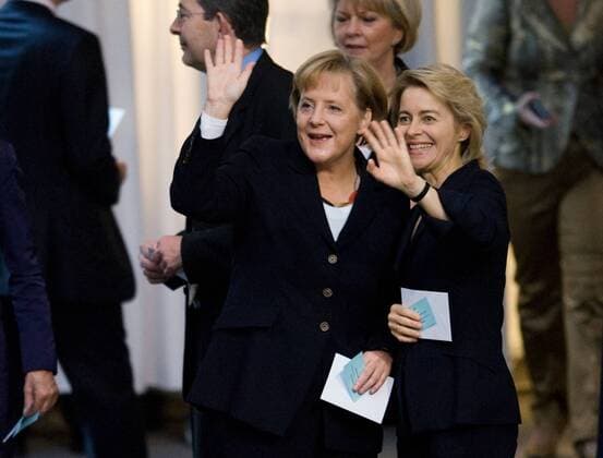 Bundeskanzlerin Angela MERKEL (l CDU) und Ursula VON DER LEYEN (CDU) winken in den Plenarsaal. Bundestagssitzung zur Wahl der Bundeskanzlerin im Deutschen Bundestag in Berlin, am 28.10.2009