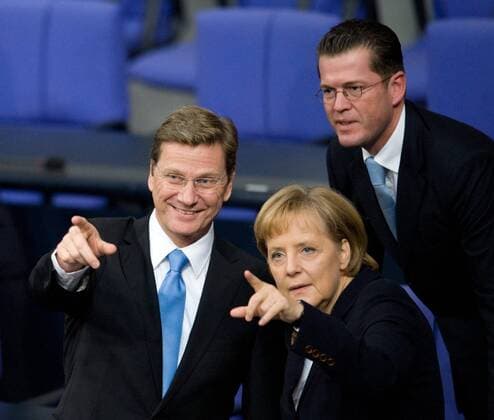 Aussenminister Guido WESTERWELLE (l FDP), Bundeskanzlerin Angela MERKEL (CDU) und Verteidigungsminister Karl-Theodor ZU GUTTENBERG (CSU) Amtseidschwur des neuen Bundeskabinetts im Deutschen Bundestag in Berlin, am 28.10.2009