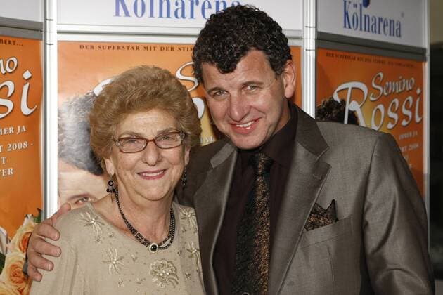 Semino Rossi geht mit seiner Mama Esther auf Tour. Mit seinem neuen Album Einmal ja - immer ja ist der Sänger ab Mitte März auf großer Solotournee durch Deutschland unterwegs. Immer an seiner Seite ist seine 73jährige Mutter, die in seinem Heimatland Argentinien lebt. 