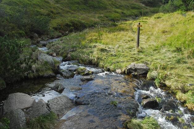 Wanderung zur Elbquelle (tschechisch: Pramen Labe) im Riesengebirge in der Nähe der tschechischen Ortschaft Horni Misecky und nahe der tschechisch - polnischen Grenze.