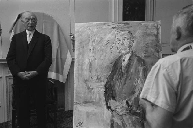 Oskar KOKOSCHKA (r.), Österreich, Maler, Dichter, Grafiker, malt Konrad ADENAUER, Deutschland, Politiker, Alt-Bundeskanzler, CDU, Blick über die Schulter von Kokoschka auf Adenauer und die Leinwand
