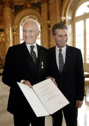 Bayerns Ministerpräsident a.D. Dr. Edmund Stoiber (li.) bekommt den Verdienstorden des Landes Baden-Württemberg durch Günther Oettinger überreicht.
