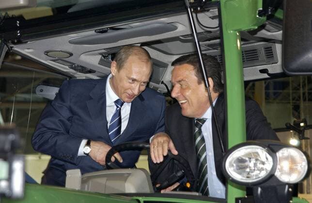 Russian President Vladimir Putin and FRG Chancellor Gerhard SchrÃ¶der visit the Hannover Fair.  Highlight TASS_152382