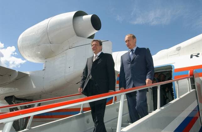 German Chancellor Gerhard SchrÃ¶der (L) and President of Russia Vladimir Putin (R) after seeing Russian amphibian plane BE-200 in Vnukovo-2 airport.  TASS_124349