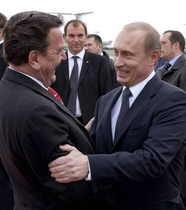 German Chancellor Gerhard SchrÃ¶der (L) greets Russian President Vladimir Putin at Hanover Airport on Sunday, April 10, 2005.  TASS_152250