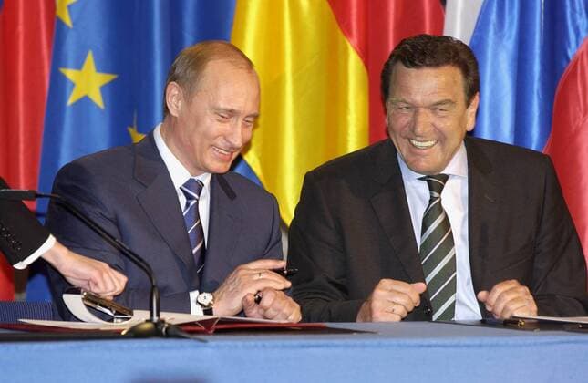 Russian President Vladimir Putin and FRG Chancellor Gerhard SchrÃ¶der (from left) are pictured signing a joint statement on strategic partnership in the field of educaiton, science and innovations. (Phjoto ITAR-TASS Sergey Zhukov)  TASS_152424