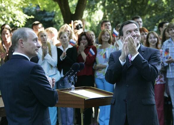Russian President Vladimir Putin (L) and German Chancellor Gerhard SchrÃ¶der appear at the unveiling ceremony of a memorial plaque of the occasion of naming Russian State University after Immanuel Kant in Kaliningrad.  TASS_166267