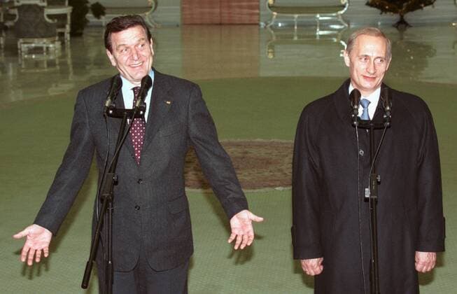 TAS36:MOSCOW, RUSSIA. JANUARY 7. German Federal Chancellor Gerhard SchrÃ¶der, left, and President Vladimir Putin talking to the press at the airport before the chancellor s departure, on Sunday evening. SchrÃ¶der, who had been in Moscow for two days by invitation of the Putin family, left for home. (ITAR-TASS photo Alexander Danilyushin)  TASS18889