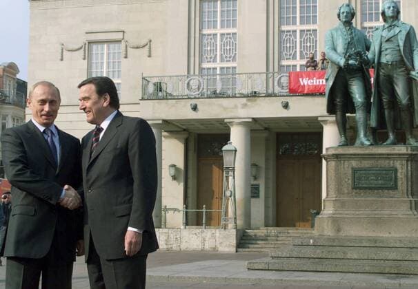 TAS25: WEIMAR, GERMANY. APRIL 10. Russian President Vladimir Putin (L) shakes hands with German Chancellor Gerhard SchrÃ¶der seen outside the National Theatre during their walk in Weimar, on Wednesday.  TASS66302