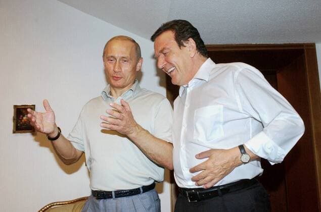 TAS58: SOCHI, RUSSIA. AUGUST 30.President of Russia Vladimir Putin (L) and German Chancellor Gerhard SchrÃ¶der (R) during their meeting in the Bocharov Ruchei residence.  TASS129332