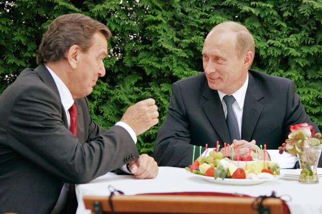 ITAR-TASS 57: BERLIN, GERMANY. SEPTEMBER 8. German Chancellor Gerhard SchrÃ¶der (L) and Russian President Vladimir Putin sit down to talk on the balcony of the Chancellor s office.  TASS_177630