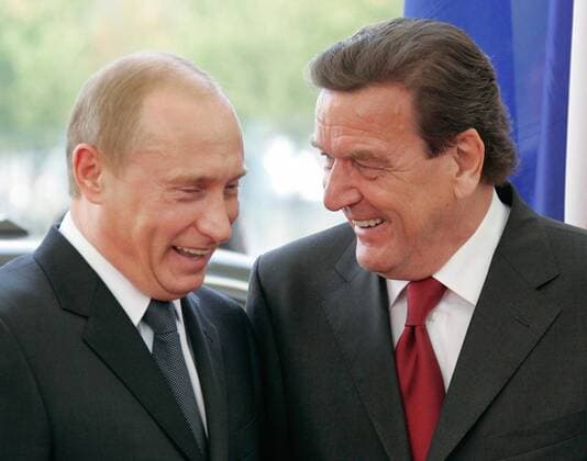 ITAR-TASS 59: BERLIN, GERMANY. SEPTEMBER 8. Russian President Vladimir Putin (L) and German Chancellor Gerhard SchrÃ¶der greet each other outside the Chancellor s department.  TASS_177633