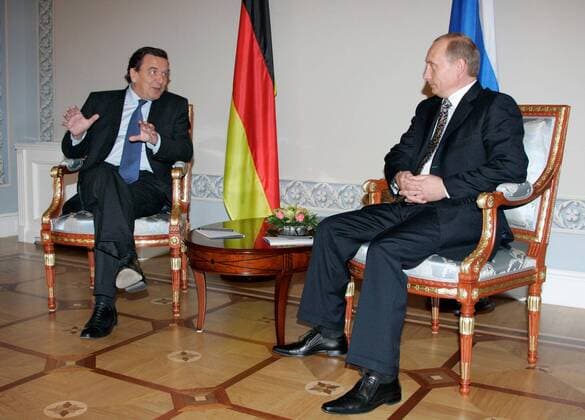 ITAR-TASS 92: ST.PETERSBURG, RUSSIA. OCTOBER 7. President Vladimir Putin (R) and German Chancellor Gerhard SchrÃ¶der pictured during their meeting in the Constantine Palace in St.Petersburg.  TASS_183841