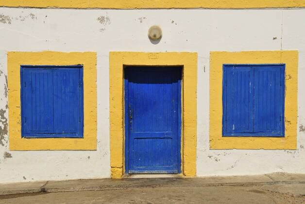 Typisch weiße Fassade mit blauen Fenstern und Türen, Essaouira, Marokko, Afrika iblfvp01321783