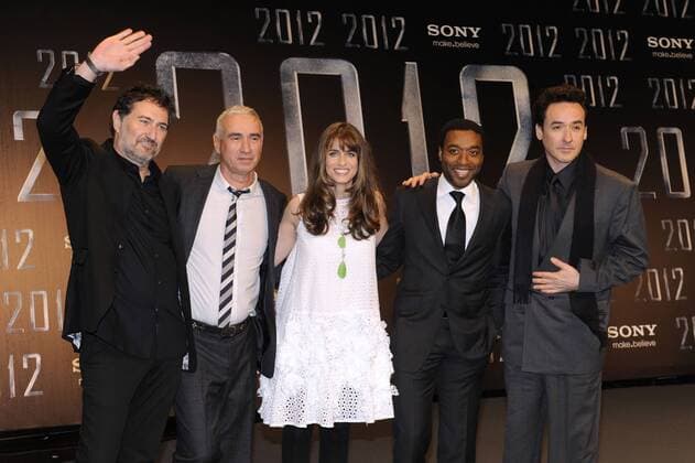 V.l.n.r.: Autor Harald Kloser, Regisseur Roland Emmerich, und die Schauspieler Amanda Peet, Chiwetel Ejiofor und John Cusack bei der Kino Premiere von 2012 am 8.11.2009 in Berlin 
