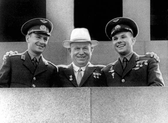IMAGO History, Juri Gagarin wird der erste Mensch im Weltraum: 1961 Moscow. Nikita Khrushchev with Yury Gagarin and German Titov on the rostrum of the V.I.Lenin Mausoleum May 1, 1962. Photo ITAR-TASS  TASS_264567