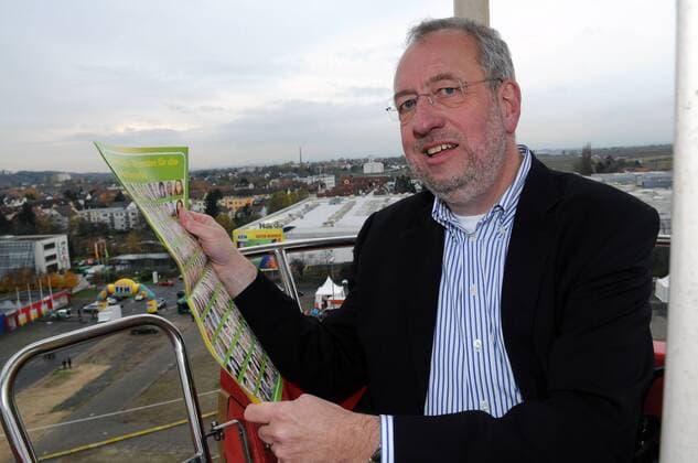 Hans-Dieter Hillmoth (Geschäftsführer & Programmdirektor Radio Tele FFH GmbH & Co. Betriebs-KG) mit der Festzeitung zu 20 Jahre Radio FFH