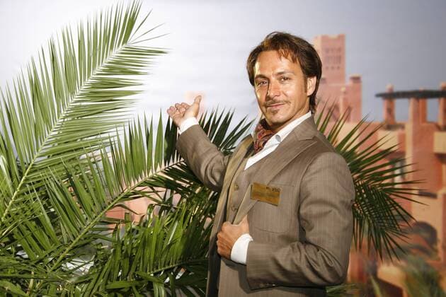 Schauspieler Erdogan Atalay, in Kostüm und Maske, Dreharbeiten für die Komödie den RTL-Fernsehfilm - Geister all inclusive - in Hürth bei Köln, 11.11.2009.