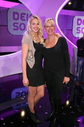Lulu Lewe, die 17jährige Schwester von Sarah Connor mit ihrer Mutter Soraya bei dem Talentwettbewerb vom KiKa und ZDF Dein Song nach dem Finale am 20.11.2009 in Köln Dein Song - Das Finale , ZDF, KiKa, 2009 