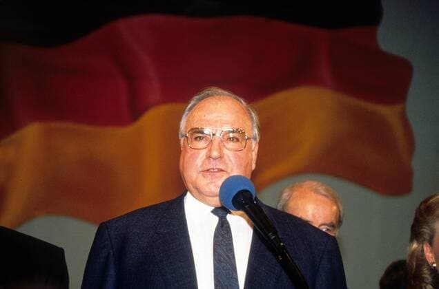 Bundeskanzler Helmut Kohl (Deutschland CDU) am Wahlabend nach der ersten gesamtdeutschen Bundestagswahl