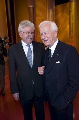 Altbundespräsident Richard von Weizsäcker (r.) und der bayerische Wirtschaftsminister Martin Zeil (l., FDP) bei der Verleihung des Buchpreises - Corine 2009 - im Prinzregententheater in München am 24.11.2009