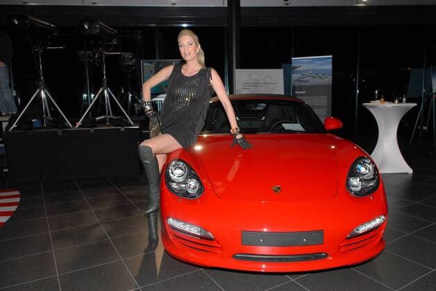 Sarah Kern, die Designerin bei der Fashion Dance-Show im Porsche Zentrum am 24.11.2009 in München Porsche Fashion Night in München 