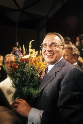 Bilder des Tages Helmut Kohl (BRD CDU Vorsitzender CDU CSU-Fraktion) mit Blumenstrauß nach seiner Wahl zum Bundeskanzler