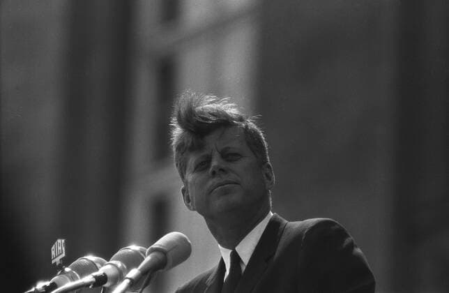 US-Präsident John F. Kennedy (1917-1963), USA (Demokratische Partei), Präsident der USA (1961-1963), bei seinem Berlin-Besuch, hält eine Rede auf dem Balkon des Schöneberger Rathauses, hier spricht er seine berühmten Worte Ich bin ein Berliner , SW-Aufnahme, 26.06.1963.
