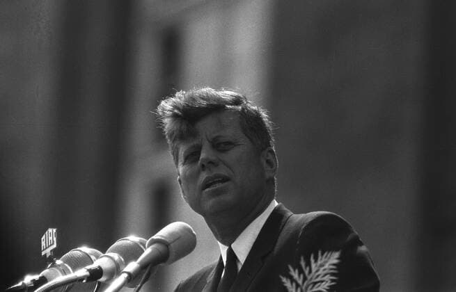 IMAGO History, Ermordung von US-Präsident John F. Kennedy in Dallas, 1963 US-Präsident John F. Kennedy (1917-1963), USA (Demokratische Partei), Präsident der USA (1961-1963), bei seinem Berlin-Besuch, hält eine Rede auf dem Balkon des Schöneberger Rathauses, hier spricht er seine berühmten Worte Ich bin ein Berliner , SW-Aufnahme, 26.06.1963.