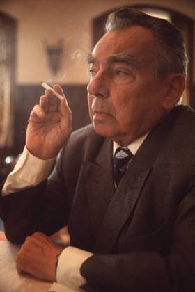 Erich Kästner raucht eine Zigarette, rauchend, Raucher, 15.07.1969.