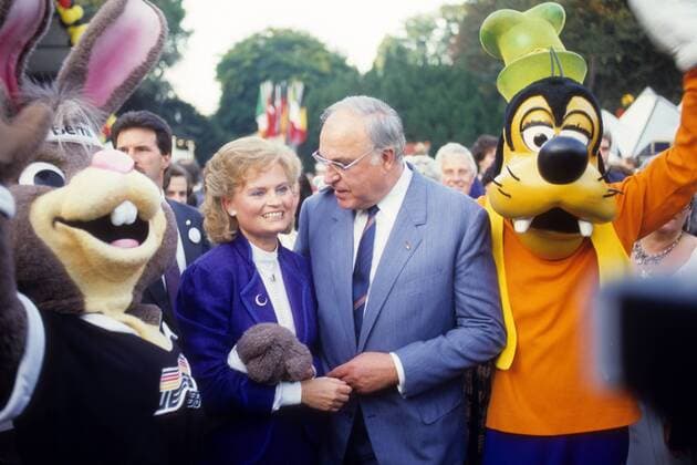 Bundeskanzler Helmut Kohl (BRD CDU) mit Ehefrau Hannelore neben Goofy und Maskottchen Bernie während des Kanzlerfests in Bonn