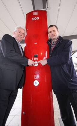 Neue Notrufsäule am Gleis 33 München HBF von Minister Martin Zeil (li.) in Betrieb genommen.