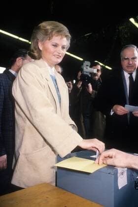 Bundeskanzler Helmut Kohl (re., BRD CDU) mit Ehefrau Hannelore während ihrer Stimmabgabe zur Bundestagswahl in Ludwigshafen-Oggersheim