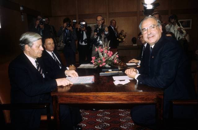 Bundeskanzler Helmut Schmidt (li., BRD SPD) während der Amtsübergabe an Helmut Kohl (re., BRD CDU) in Bonn