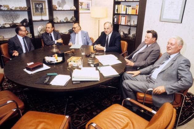 V.l.n.r.: Friedrich Zimmermann (BRD CSU), Hans-Dietrich Genscher (BRD FDP), Wolfgang Mischnick (BRD FDP), Helmut Kohl (BRD CDU), Franz Josef Strauß (BRD CSU) und Gerhard Stoltenberg (BRD CDU) während der Koalitionsverhandlungen in Bonn