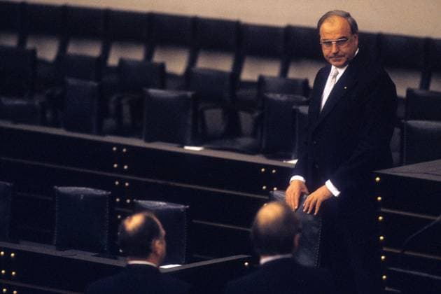 Bundeskanzler Helmut Kohl (BRD CDU) in der Regierungsbank im Bundestag in Bonn