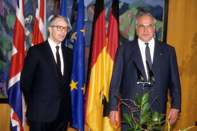 Bundeskanzler Helmut Kohl (re., Deutschland CDU) und Premierminister John Major (Großbritannien) während einer Pressekonferenz in Bonn