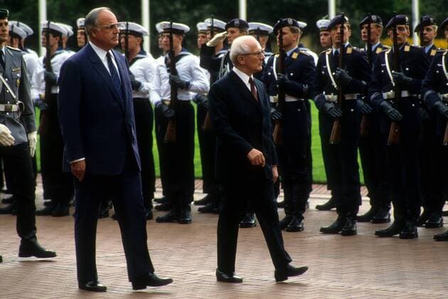 Bundeskanzler Helmut Kohl (li., BRD CDU) und Generalsekretär Erich Honecker (DDR) während eines Treffens in Bonn