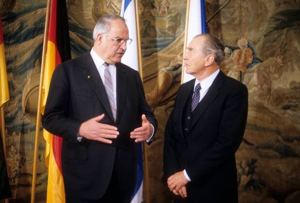 Bundeskanzler Helmut Kohl (li., BRD CDU) und Präsident Chaim Herzog (Israel) während eines Treffens in Bonn