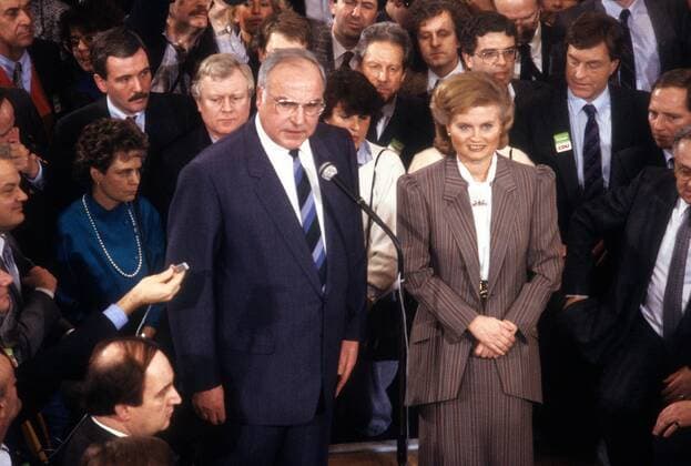 Bundeskanzler Helmut Kohl (BRD CDU) mit Ehefrau Hannelore in der Wahlnacht zur Bundestagswahl