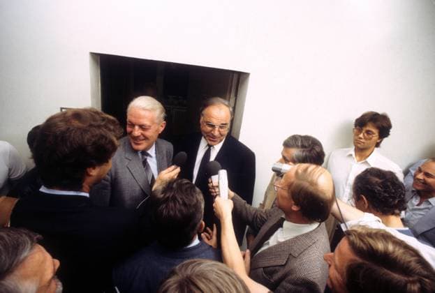 Helmut Kohl (Mitte, BRD CDU Vorsitzender CDU CSU-Fraktion) und Gerhard Stoltenberg (2.v.li., BRD CDU Ministerpräsident Schleswig Holstein) umringt von Journalisten im Bundeshaus in Bonn
