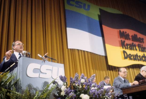 Helmut Kohl (li., BRD CDU Vorsitzender CDU CSU-Fraktion) während des CSU-Parteitags in München