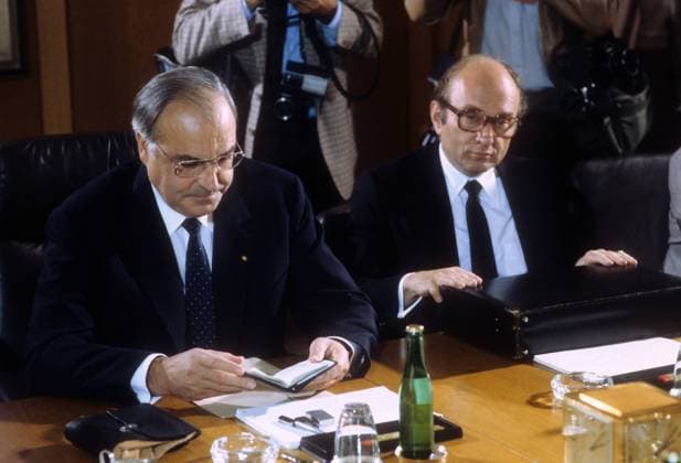 Bundeskanzler Helmut Kohl (li., BRD CDU) und Wirtschaftsminister Otto Graf Lambsdorff (BRD FDP) während einer Kabinettssitzung in Bonn